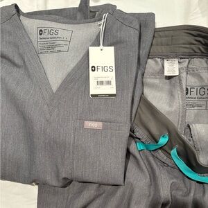 Figs Graphite scrub set